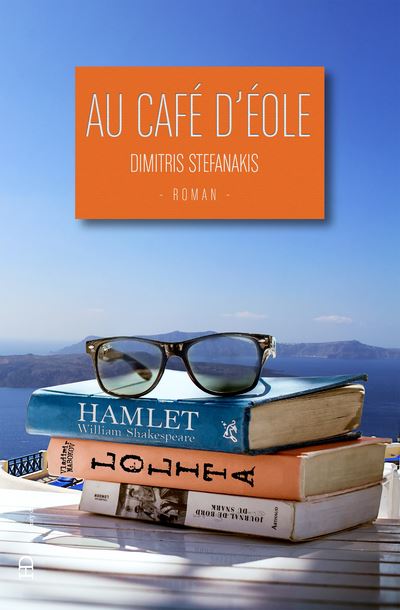 AU CAFÉ D’ÉOLE - Κυκλοφορεί σήμερα, Πέμπτη, 24 Μαΐου 2018, στη Γαλλία και σε όλη τη Γαλλόφωνη επικράτεια.