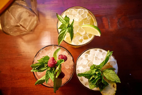 Cocktails στο bar-café Χάρτες στα Εξάρχεια - Photo: Χάρτες/Facebook