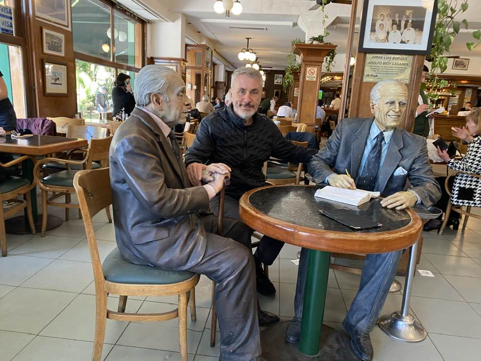 Ο Δημήτρης Στεφανάκης παρέα με τον Μπόρχες και τον Κασάρες - La Biela (Buenos Aires)