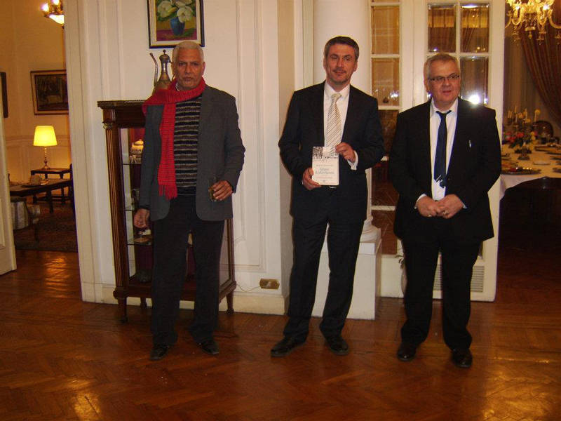 Στη μνήμη του μεγάλου Αλεξανδρινού ποιητή Κ. Καφάβη, το Διεθνές Βραβείο Καβάφη 2011 απονεμήθηκε στον Δημήτρη Στεφανάκη σε ειδική τελετή στο Κάιρο (12/12/2011)